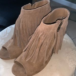 Adorable fringe sandal wedge!